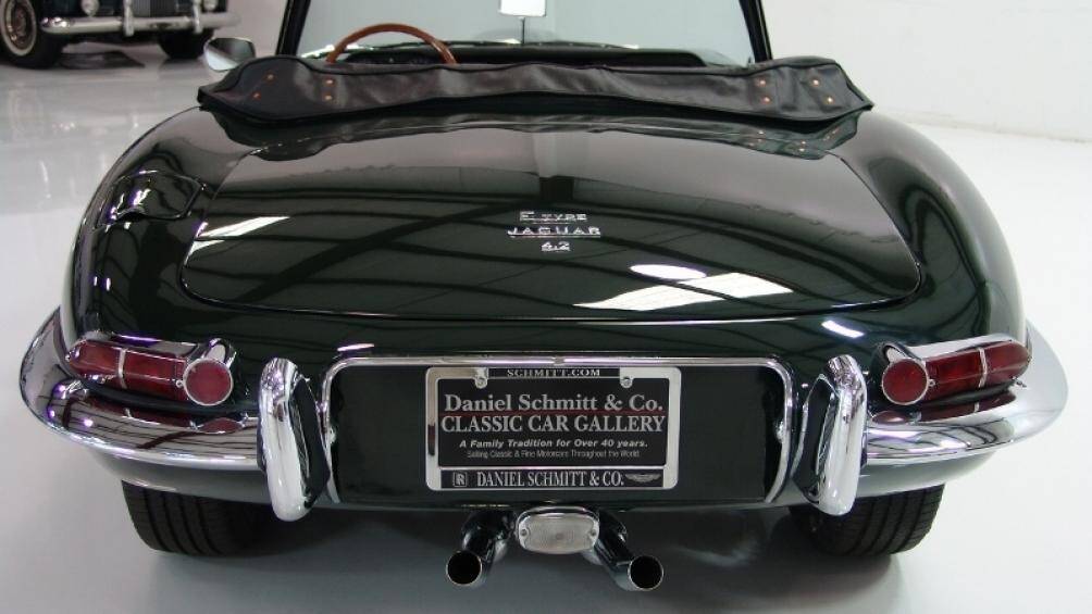 Chiếc xe được trang bị đèn pha lồi của Series II nhưng sở hữu lưới tản nhiệt nhỏ và đèn xi nhan ở các góc trên cản phía trước từ thiết kế của Series I