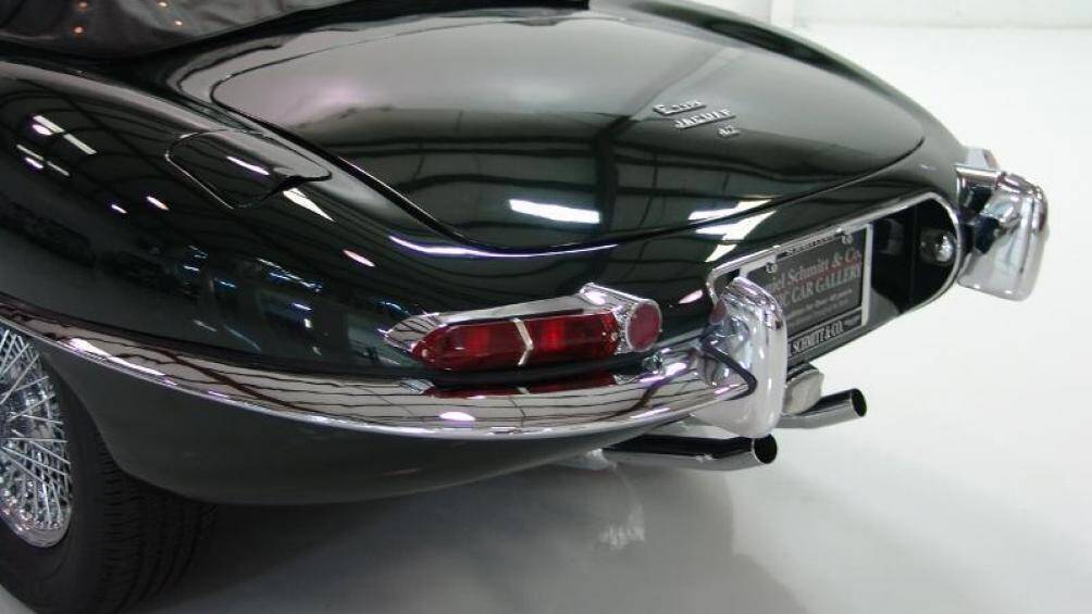 Giá bán của Jaguar E-Type Roadster dao động từ 100.00 - 300.000 USD (tương đương từ 2,3 - 7 tỷ đồng) tùy phiên bản