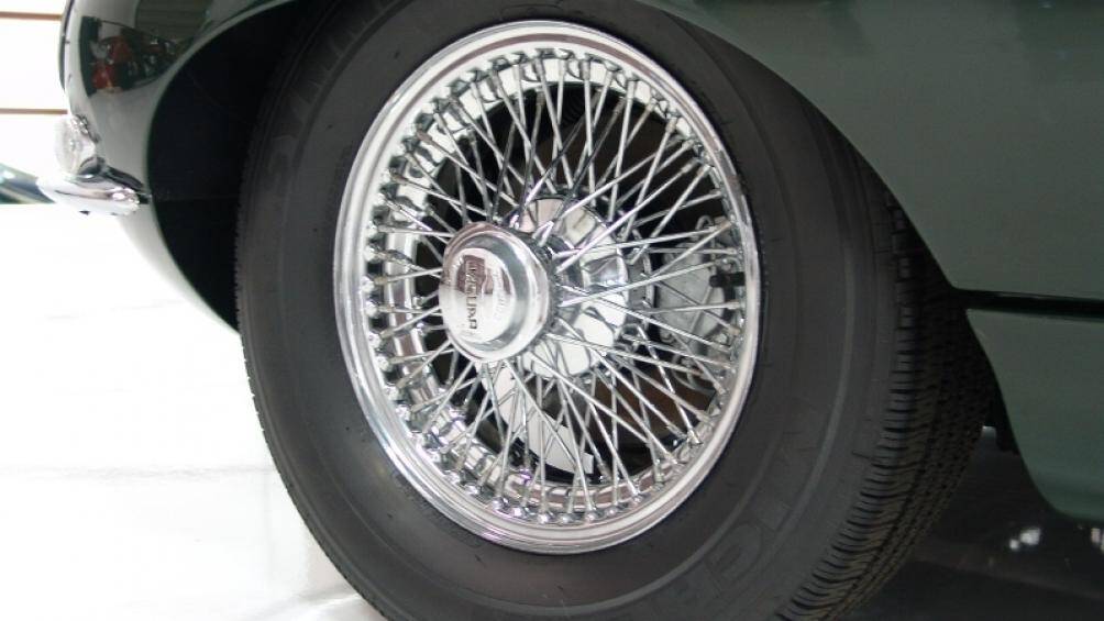 Bộ la-zăng 15 inch được đánh bóng đi kèm với lốp sọc đỏ. Ban đầu, xe được thiết kế với màu sơn có tên là Sable nhưng sau đó đã thay đổi thành màu xanh lá cây đậm