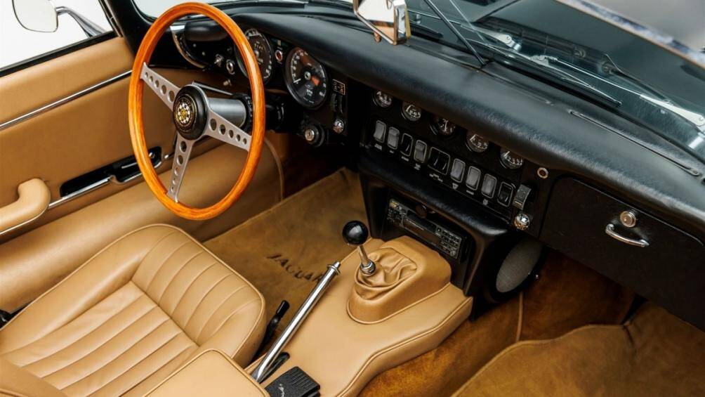 Tương phản với màu sơn ngoại thất là phần ghế ngồi được bọc da phối màu nâu rám nắng, xe sở hữu hệ thống âm thanh băng đài AM / FM của Sony, đồng hồ analog