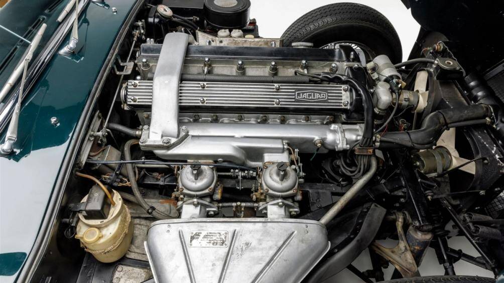 Sức mạnh của xe đến từ động cơ 4.2 lít đi kèm cùng 6 xi-lanh thể thao cho công suất 246 mã lực và mô-men xoắn 357 Nm