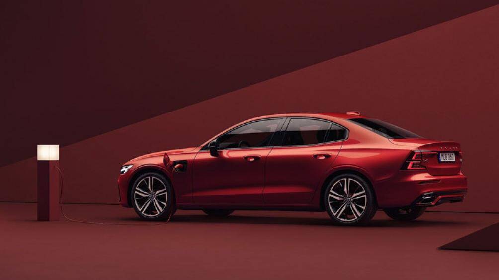 2. Volvo S60 T8 Recharge R-Design 2022