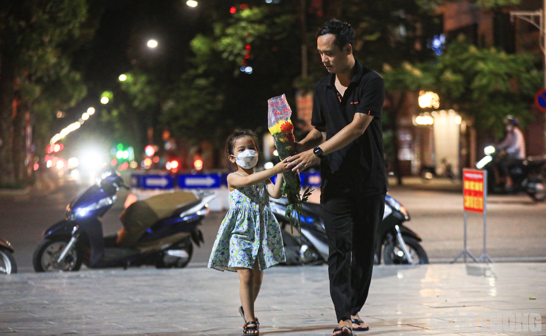 Cùng con gái Tuệ Anh mang hoa tới tượng đài, anh Lê Bảo Dũng (quận Hai Bà Trưng) chia sẻ: "Bó hoa này thay cho lời cảm ơn 3 chiến sỹ và cũng để cho con biết các anh vì cứu người trong hiểm nguy nên hy sinh".