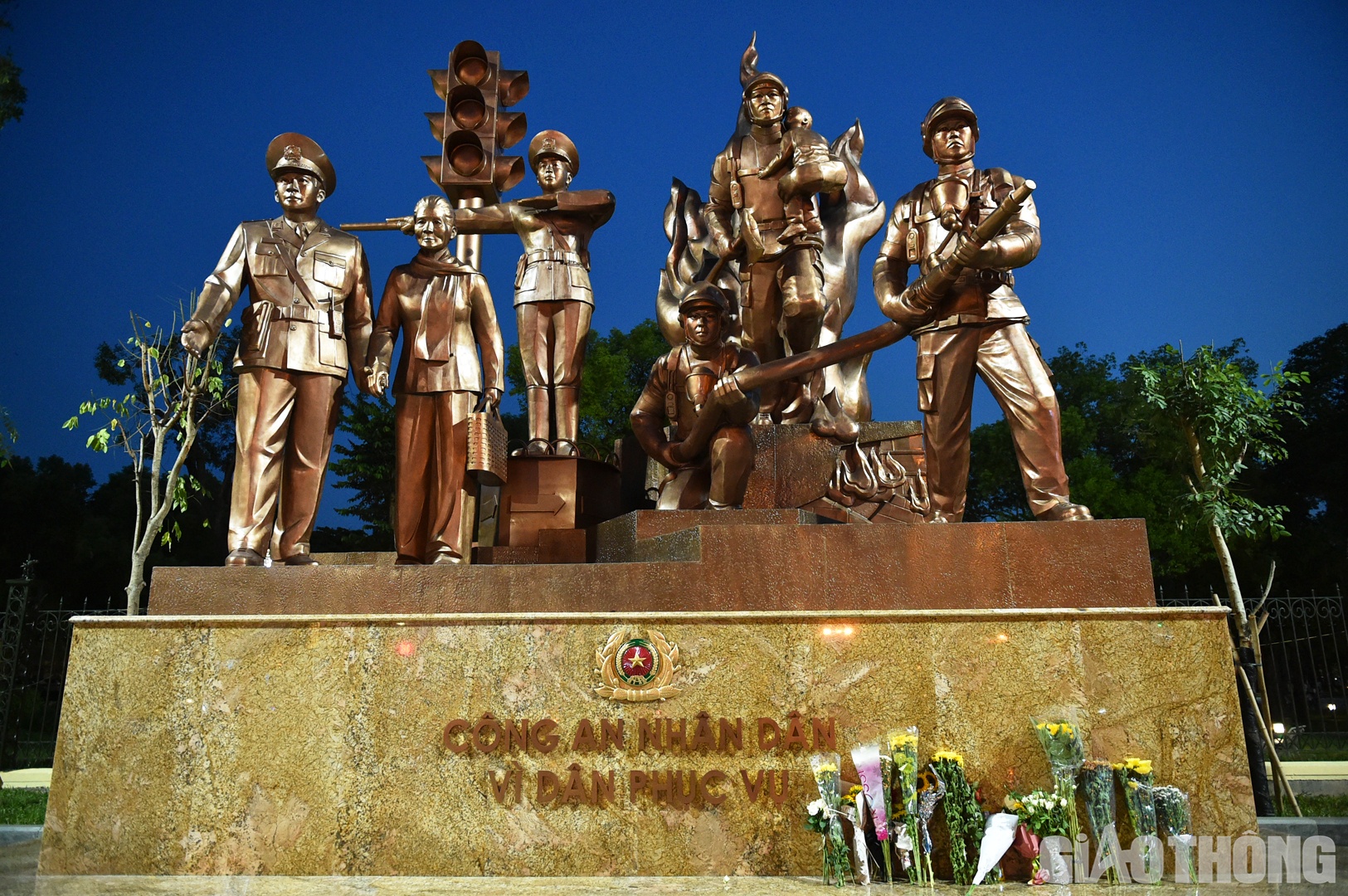 Tinh thần nghĩa hiệp, hành động quả cảm của các chiến sĩ khiến ai nấy đều cảm phục.