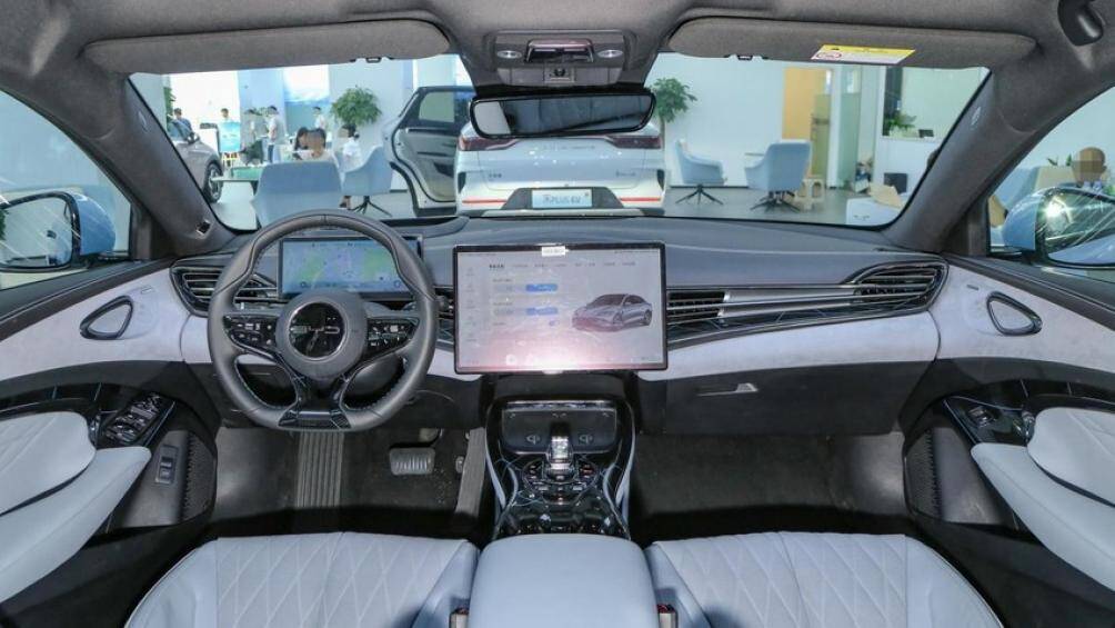 BYD Seal có đến 4 bản trang bị cho khách hàng chọn lựa. Hai phiên bản thấp đều dùng mô-tơ điện với công suất tối đa 201 mã lực và mô-men xoắn cực đại 310 Nm