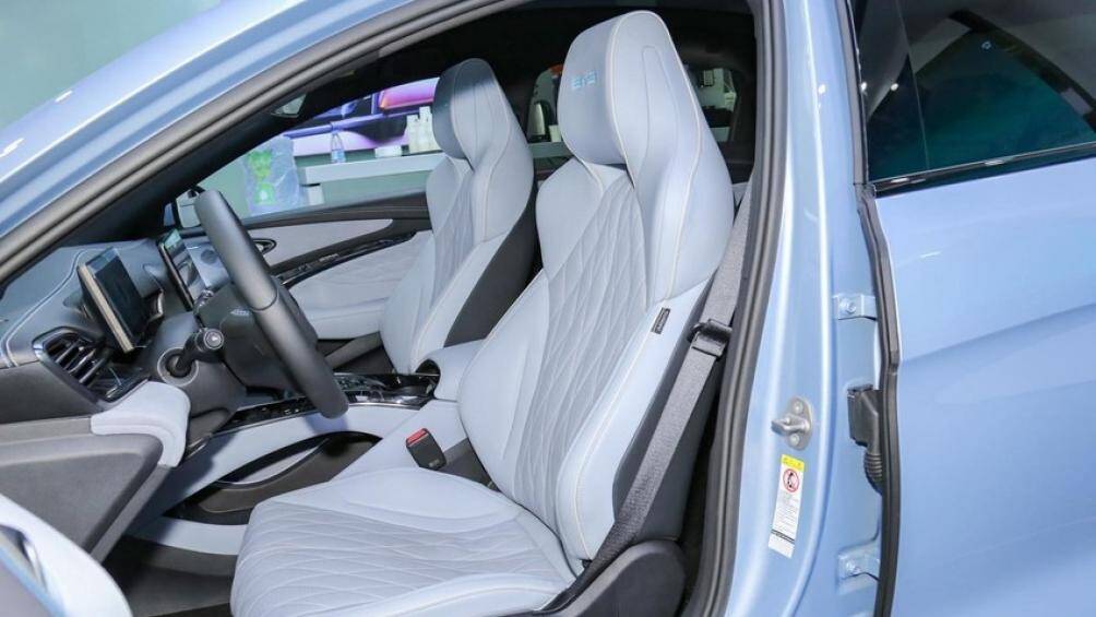 Mạnh nhất là phiên bản thứ tư, được trang bị 2 mô-tơ điện trên 2 cầu với tổng công suất 523 mã lực và mô-men xoắn cực đại 670 Nm