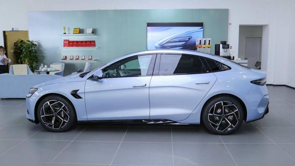 Được định vị trong phân khúc sedan cỡ trung và cỡ lớn, Seal sở hữu chiều dài 4.800 mm, chiều rộng 1.875 mm, chiều cao 1.460 mm và chiều dài cơ sở 2.920 mm