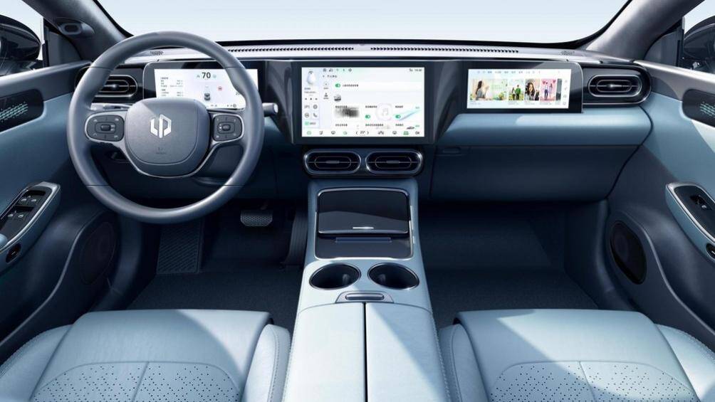 Tại thị trường Trung Quốc, BYD Seal được bán với giá dao động từ 209.800 - 286.800 Nhân dân tệ (734 triệu đến 1 tỷ đồng)