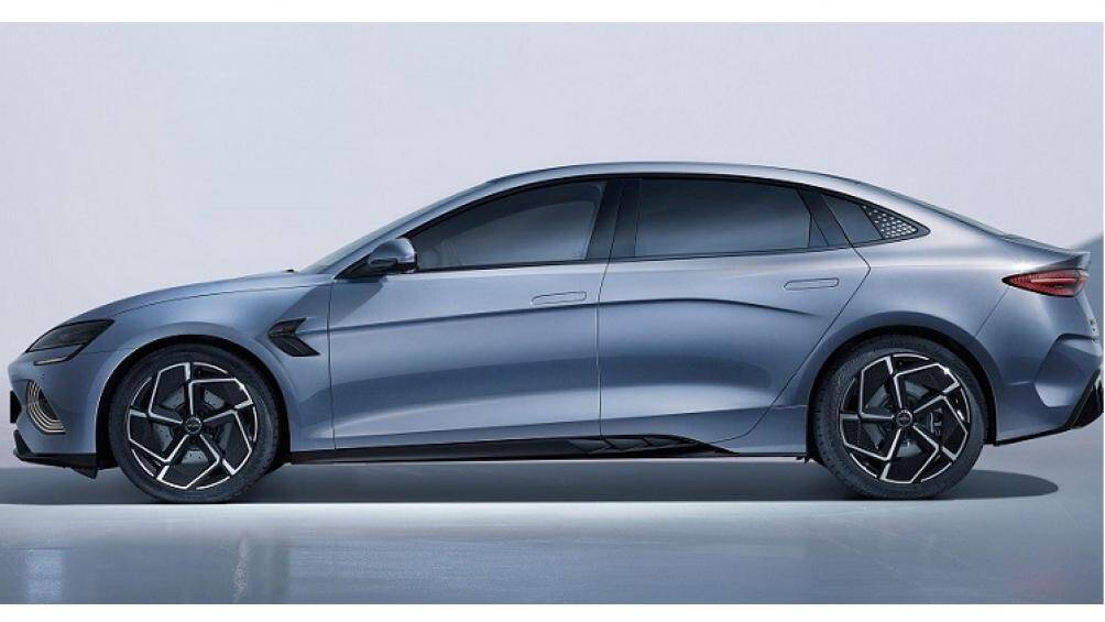 Thêm vào đó là cánh gió nhỏ tích hợp vào cửa cốp và cụm đèn hậu nằm vắt ngang đuôi xe khá bắt mắt, bên dưới còn có 2 khe gió nằm dọc