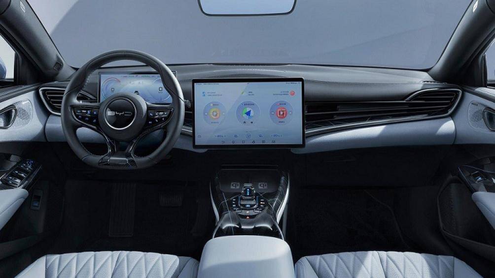 Xe được trang bị vô lăng 3 chấu vát đáy thể thao và bảng đồng hồ kỹ thuật số 10,25 inch, màn hình thông tin giải trí 15,6 inch
