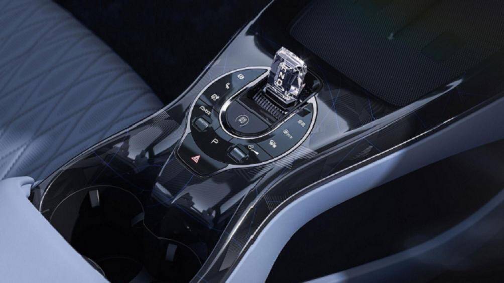 Điểm nhấn của BYD Seal là cụm điều khiển trung tâm với thiết kế kiểu yên ngựa mềm mại, đi kèm cần số pha lê tuyệt đẹp