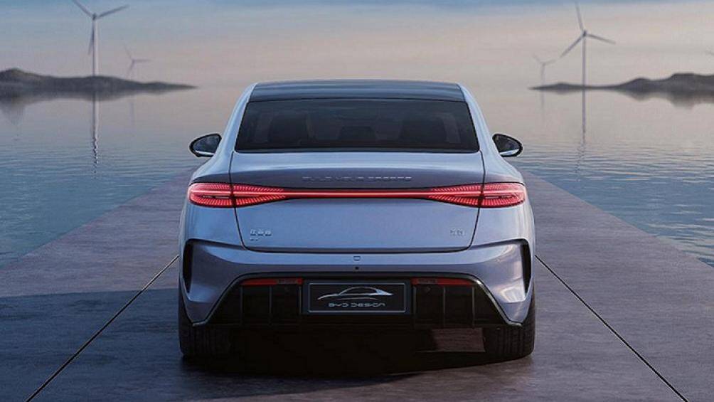 Phía sau chắn bùn trước còn có chi tiết trang trí màu đen hình vây cá mập. Tùy phiên bản, xe sẽ dùng vành có đường kính 18 inch hoặc 19 inch