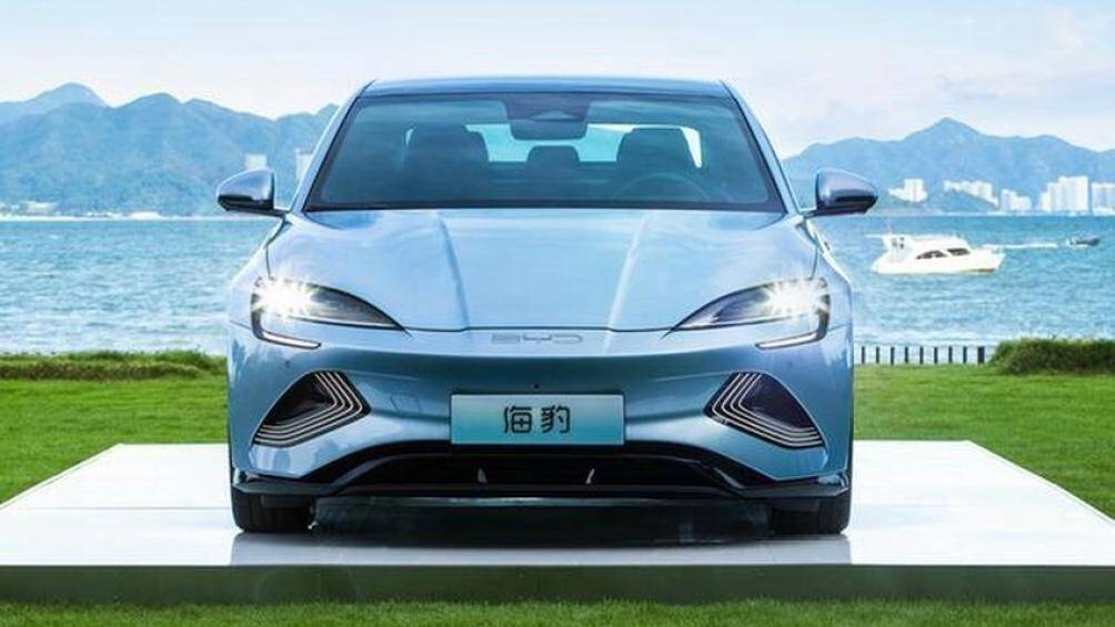 BYD Seal được trang bị nắp ca-pô thấp, cụm đèn pha mượt mà và 4 dải đèn ấn tượng trên cản trước