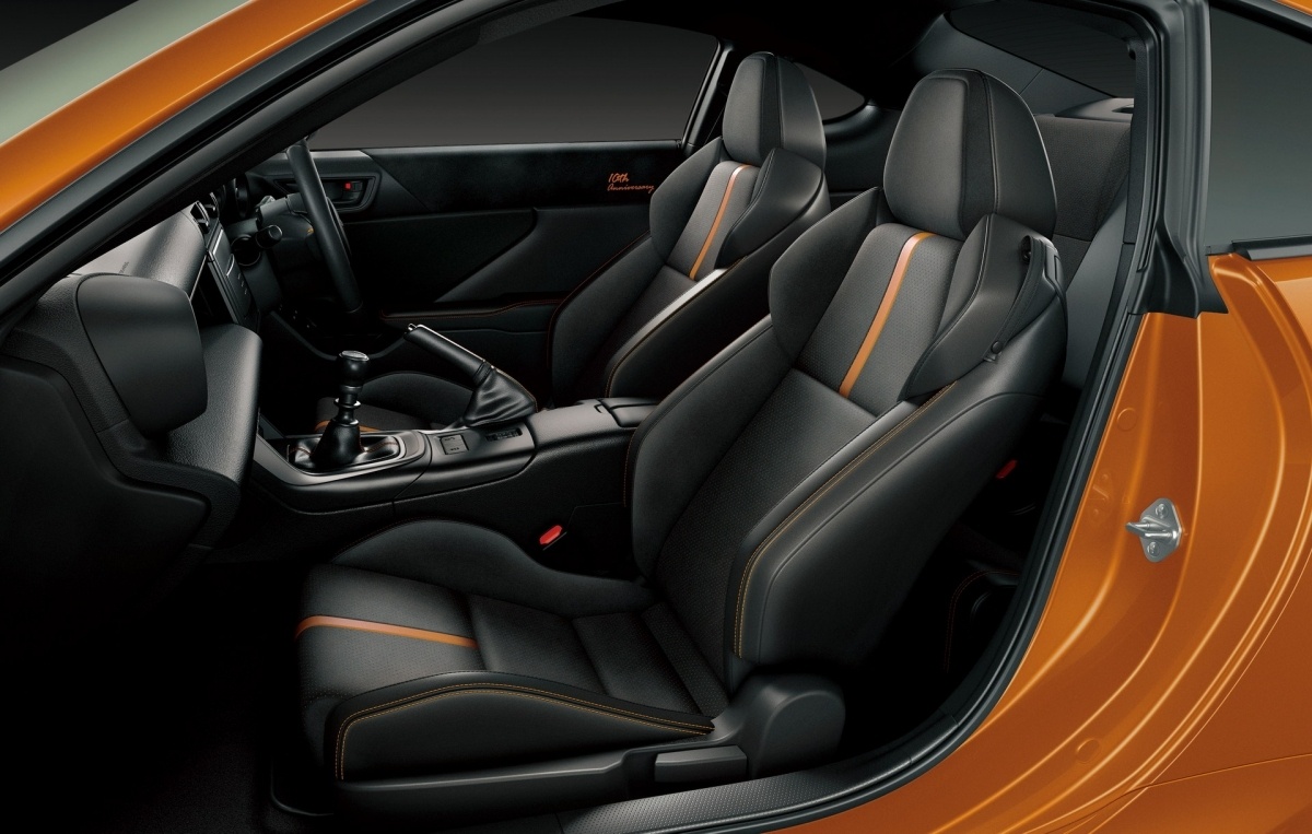 Các điểm nổi bật khác như: hình thêu kỷ niệm 10 năm trên ốp cửa xe cùng với đó là các rải ruy băng màu cam được tô điểm trên ghế xe