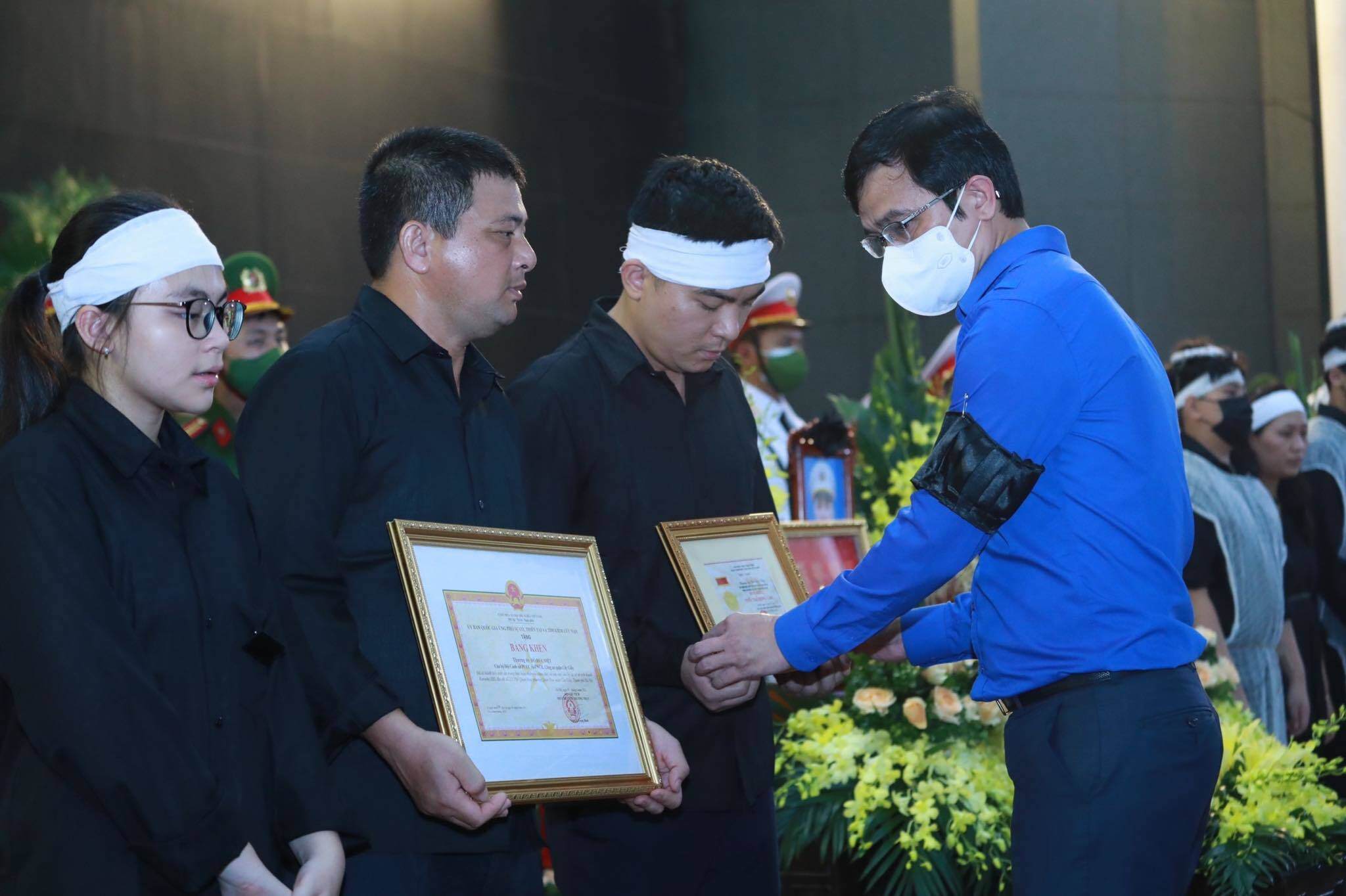 Anh Bùi Quang Huy, Bí thư thường trực Trung ương Đoàn trao tặng Huy hiệu "Tuổi trẻ dũng cảm" của Trung ương Đoàn TNCS Hồ Chí Minh cho đại diện gia đình Thượng úy Đỗ Đức Việt, Hạ sĩ Nguyễn Đình Phúc.