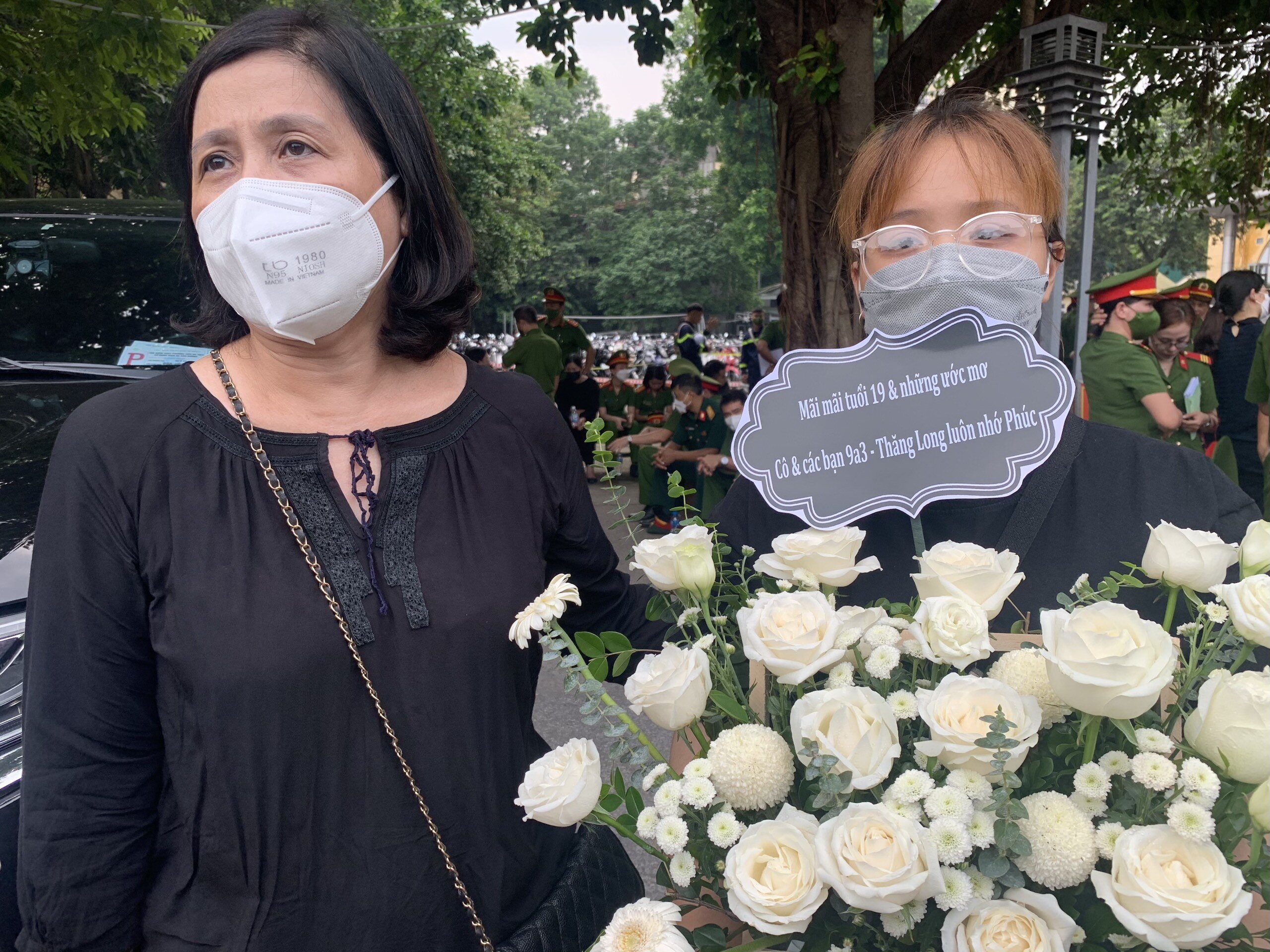 Cô Thu Mai, giáo viên chủ nhiệm cấp 2 của liệt sỹ Nguyễn Đình Phúc và bạn bè của liệt sĩ đến viếng tại nhà tang lễ Quốc gia.
"Phúc ngày xưa hiền lắm, ngoan lắm và có phần nhút nhát. Trong số các con của tôi thì Phúc chẳng có gì nổi bật đâu. Nhưng con rất nhiệt tình và là 1 trong 4 đứa đầu tiên về báo tin cho cô khi đậu cấp 3", cô Thu nghẹn ngào nói.
Khi được hỏi về cảm xúc của cô khi biết tin Phúc hy sinh khi làm nhiệm vụ, cô Thu bật khóc thành tiếng "Tôi quá bất ngờ. Tôi cứ ngỡ Phúc đang học đại học sao lại hy sinh. Khi biết rằng em "gác bút nghiên" để thực hiện nhiệm vụ cao cả với Tổ quốc trước, tôi tự hào lắm. Tự hào vì tôi đã từng là người chỉ dạy cho em"