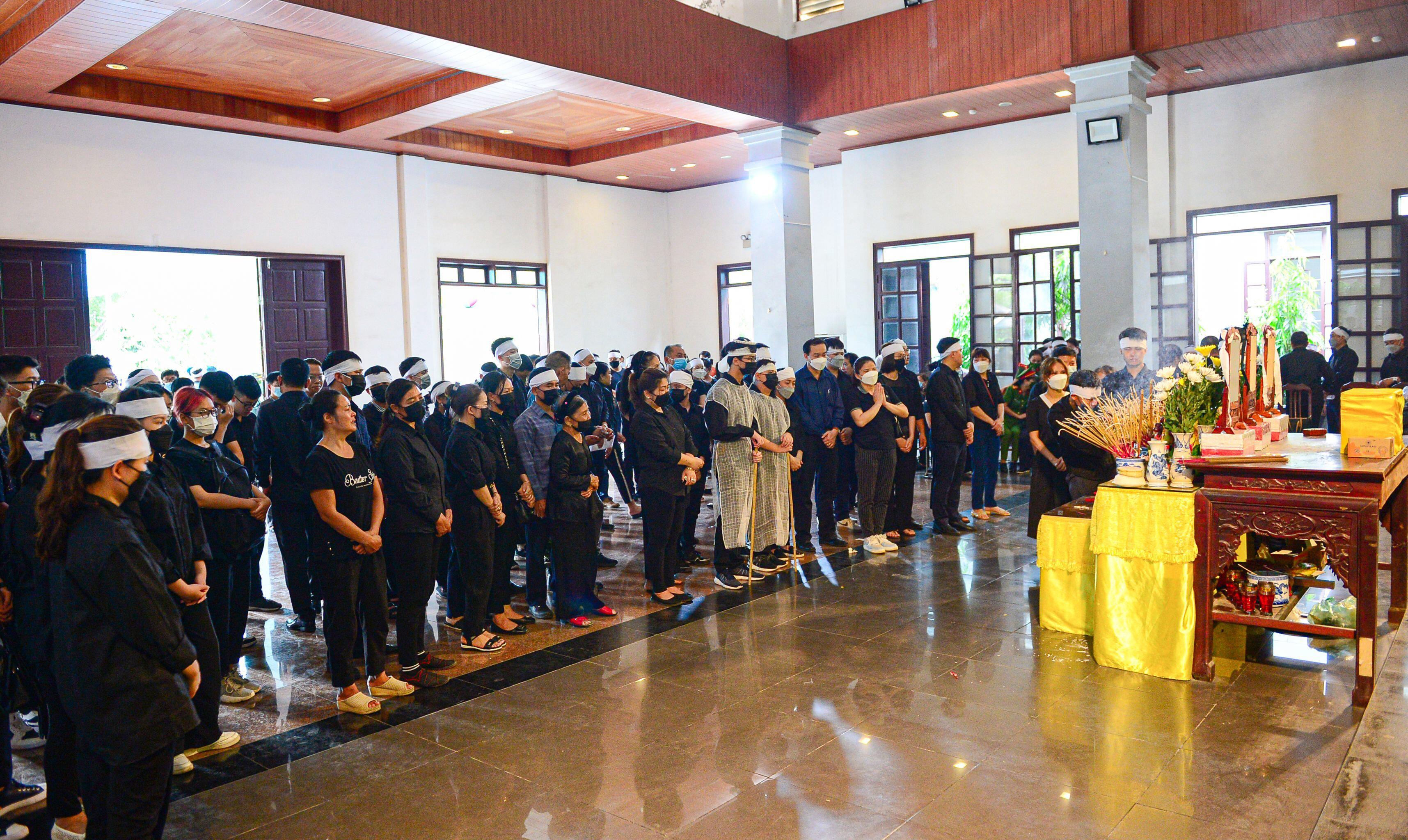 Từ 7h sáng nay, người thân, gia quyến, đồng đội, bạn bè đã đến nhà tang lễ Bệnh viện 19-8 làm lễ nhập quan, di quan 3 liệt sĩ của Đội Cảnh sát PCCC và cứu nạn cứu hộ, Công an quận Cầu Giấy: Thượng tá Đặng Anh Quân (SN 1977, Đội trưởng), Thượng úy Đỗ Đức Việt (SN 1998) và Hạ sĩ Nguyễn Đình Phúc (SN 2003).