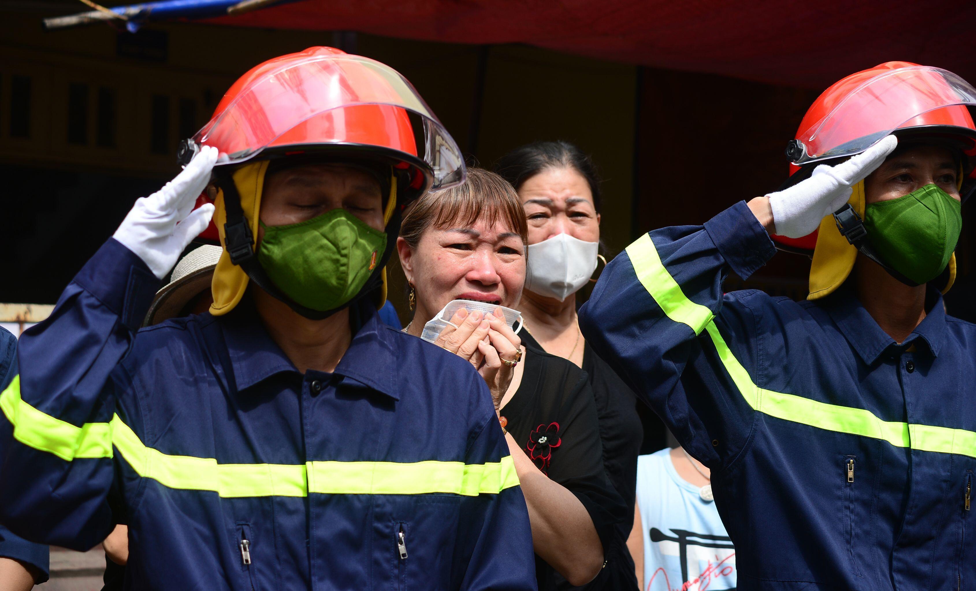 Người thân, đồng đội tiếc thương, rơi lệ tiễn đưa 3 liệt sỹ. Từ 13h đến 17h cùng ngày, tại Nhà tang lễ Quốc gia sẽ diễn ra lễ công bố quyết định truy tặng Huân chương Chiến công hạng Nhất của Chủ tịch nước và quyết định cấp Bằng Tổ quốc ghi công của Thủ tướng Chính phủ cho 3 liệt sỹ; sau đó là lễ viếng và lễ truy điệu.