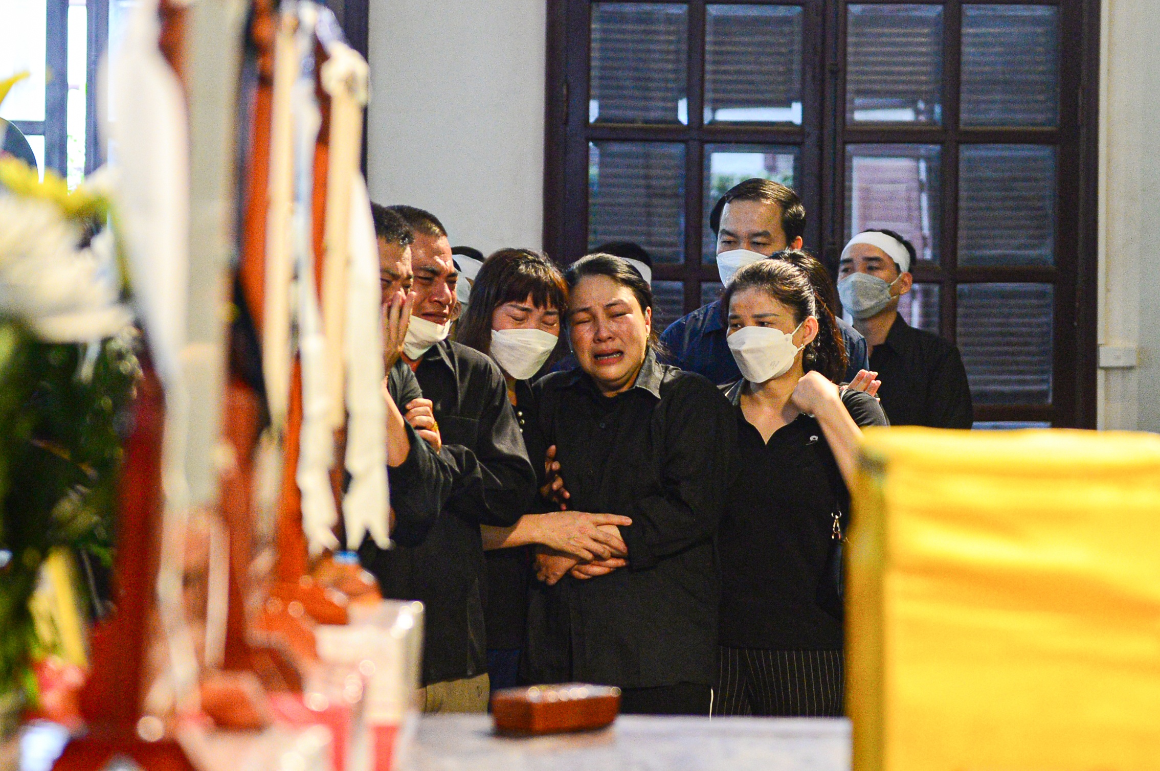 Đứng trước linh cữu các liệt sỹ hy sinh khi chữa cháy, cứu người, ai cũng nghẹn ngào khóc thương, không nói nên lời.