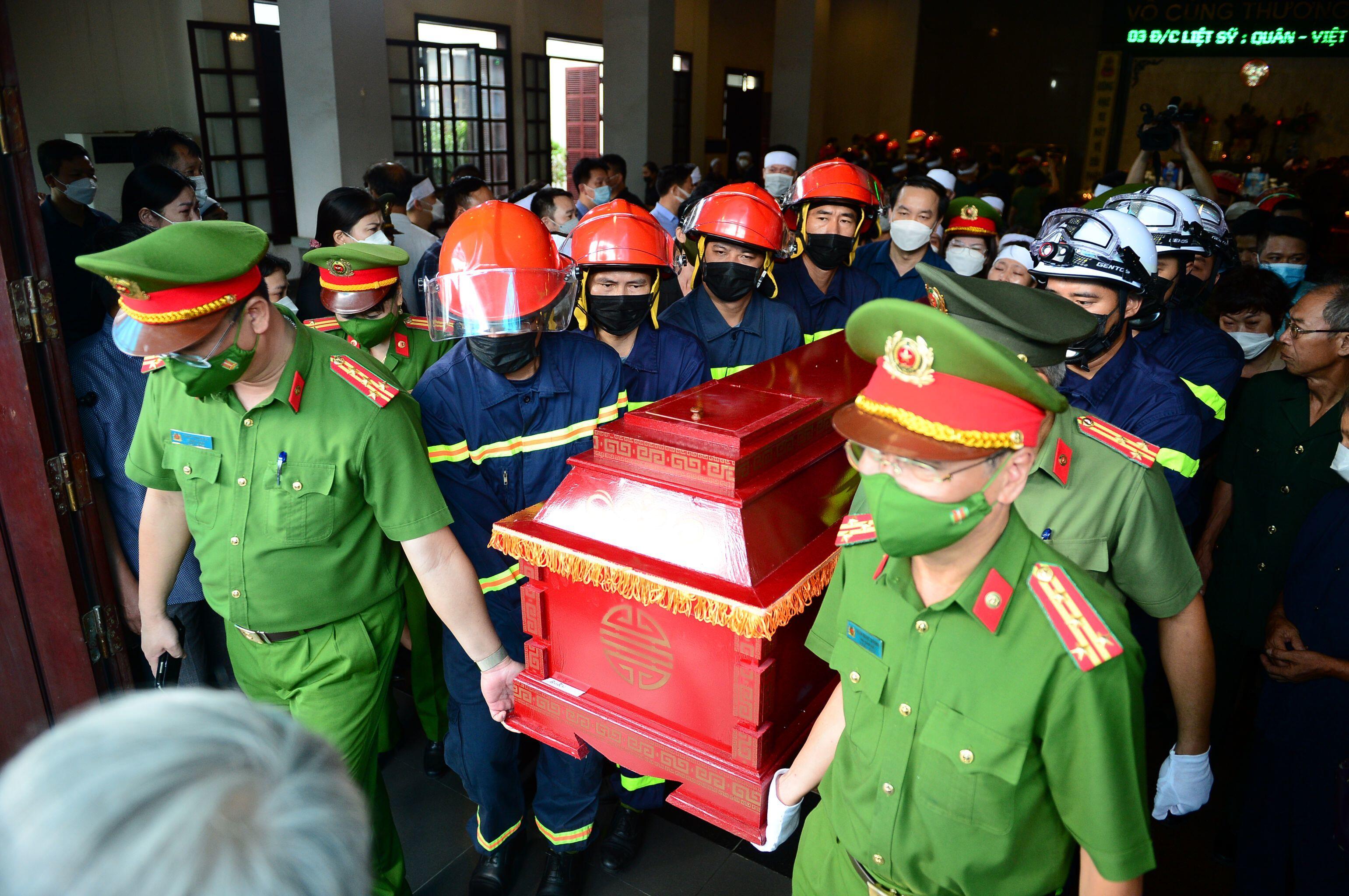 Sáng nay, thi hài các liệt sỹ được đưa từ Bệnh viện 19-8 về qua nhà riêng, sau đó đến Nhà tang lễ Quốc gia, số 5 Trần Thánh Tông.