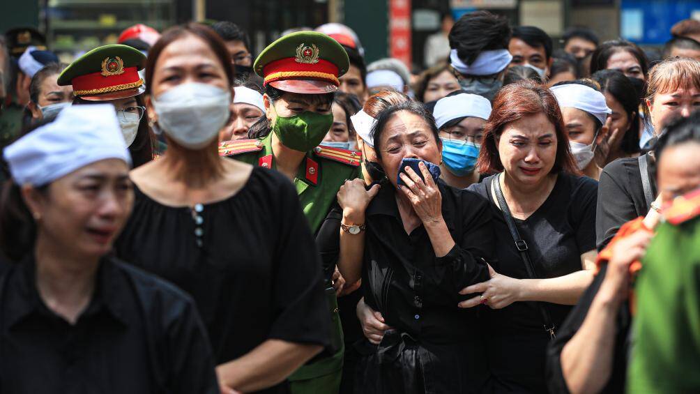 Những người thân liệt sỹ, Thượng tá Đặng Anh Quân bật khóc nức nở trước nỗi đau quá lớn.