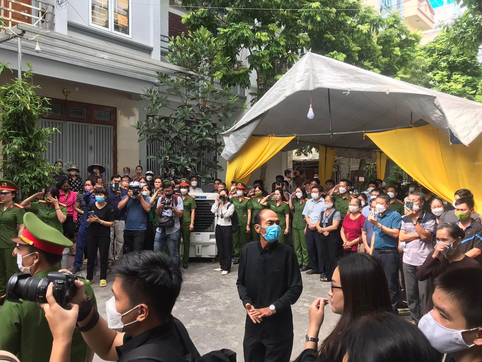 Người thân, hàng xóm, đồng đội đến đón di ảnh và thi hài của liệt sỹ Đỗ Đức Việt.