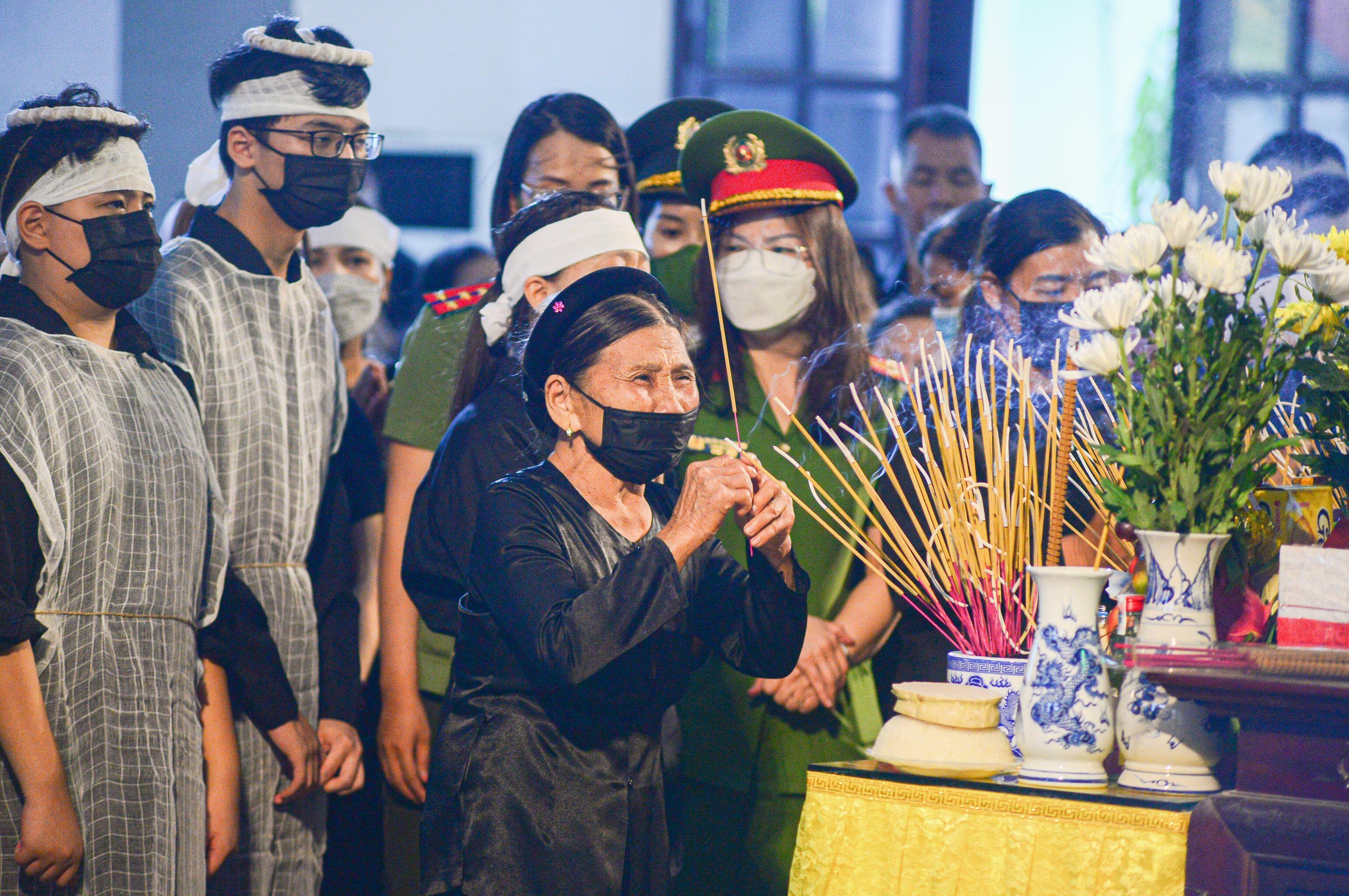 Những nén hương được thắp lên để tỏ lòng tiếc thương vô hạn đối với các cán bộ, chiến sỹ đã hy sinh.