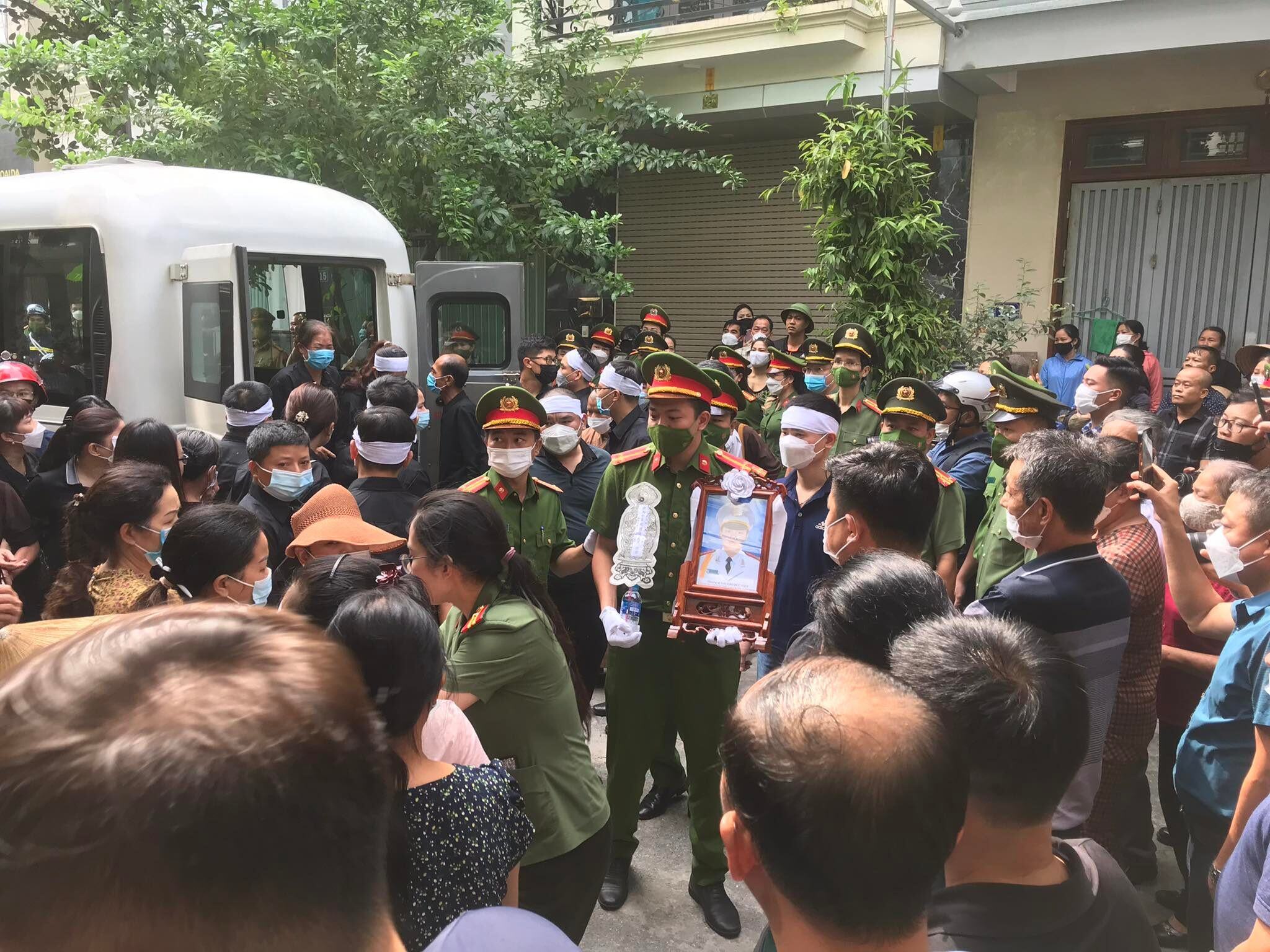 Di ảnh và thi hài liệt sĩ Đỗ Đức Việt được đưa qua nhà riêng ở phường Phú La, quận Hà Đông (TP. Hà Nội)