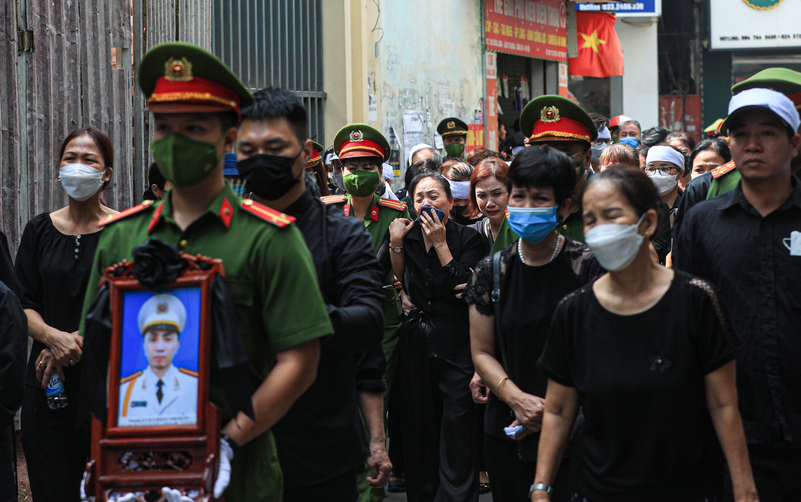 Di ảnh Thượng tá Đặng Anh Quân được đưa qua nhà riêng ở đường Láng. Đông đảo bà con chòm xóm, người thân và những người trước đó chưa từng biết Thượng tá Quân cũng đến tiễn biệt người lính cứu hỏa anh hùng.