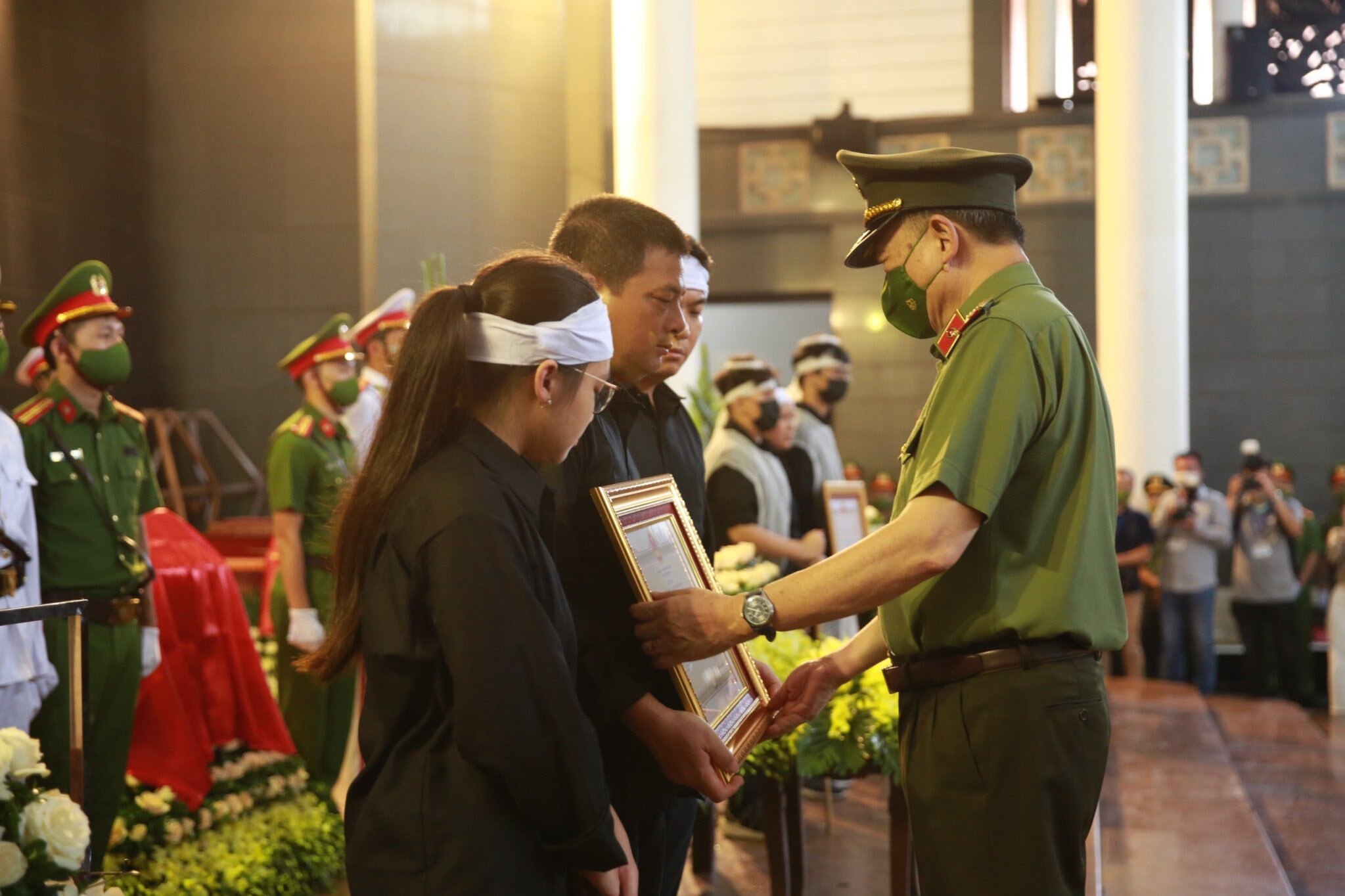 Thay mặt lãnh đạo Đảng, Nhà nước, Bộ trưởng Tô Lâm trao Huân chương Chiến công hạng Nhất và Bằng "Tổ quốc ghi công" tặng thân nhân 3 liệt sỹ.