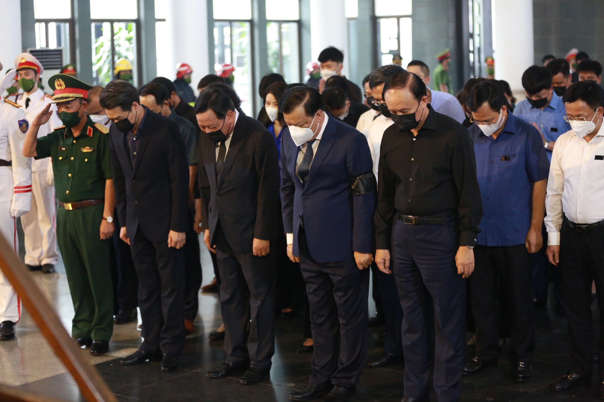 Bí thư Thành ủy Hà Nội Đinh Tiến Dũng và các lãnh đạo HĐND, UBND TP Hà Nội chia buồn với các gia quyến.