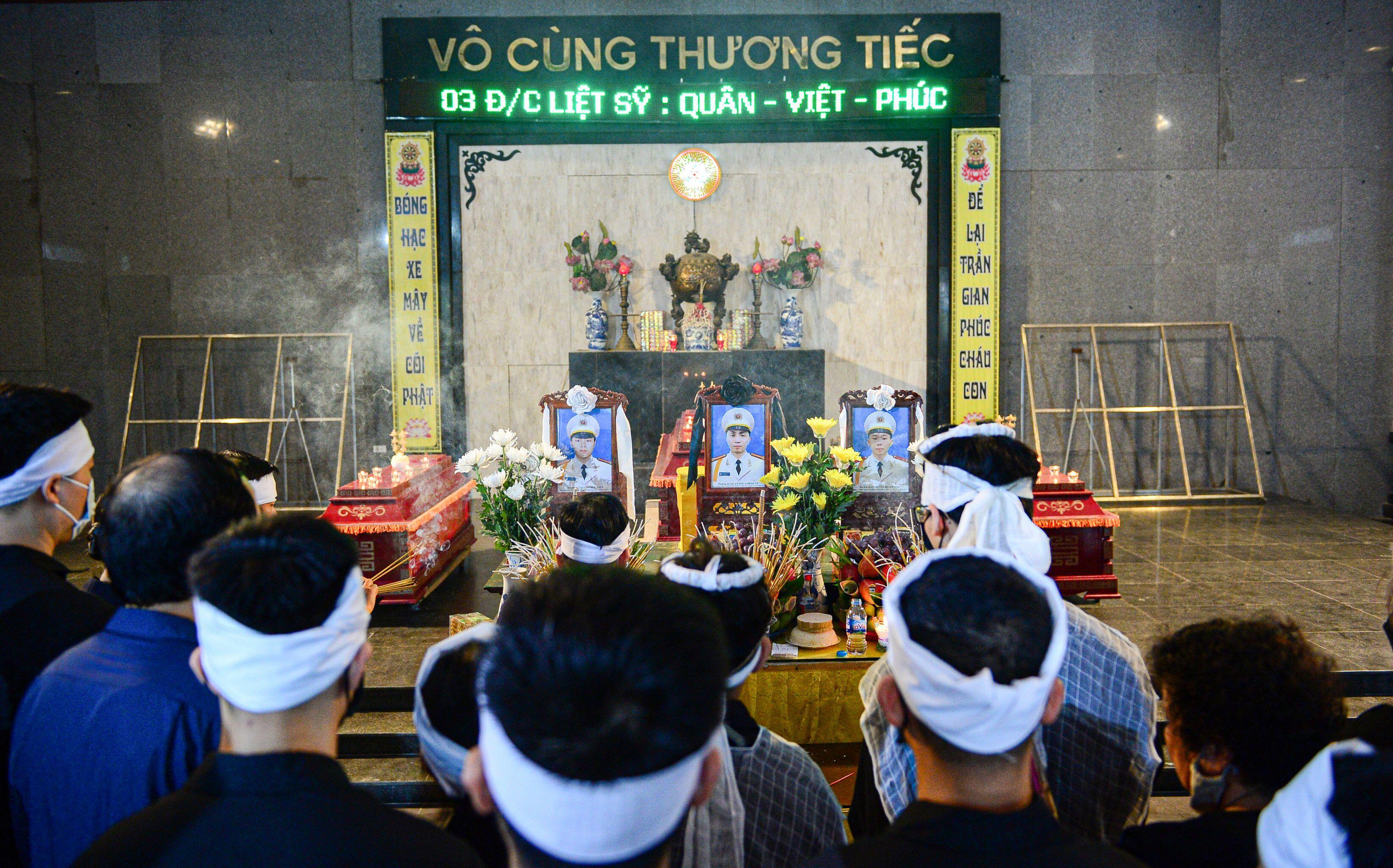 Sáng 5/8, đồng đội, người thân nghẹn ngào làm lễ nhập quan, di quan 3 cán bộ, chiến sĩ cảnh sát PCCC đã anh dũng hy sinh khi chữa cháy, cứu người tại quán karaoke ở Quan Hoa, Cầu Giấy ngày 1/8.