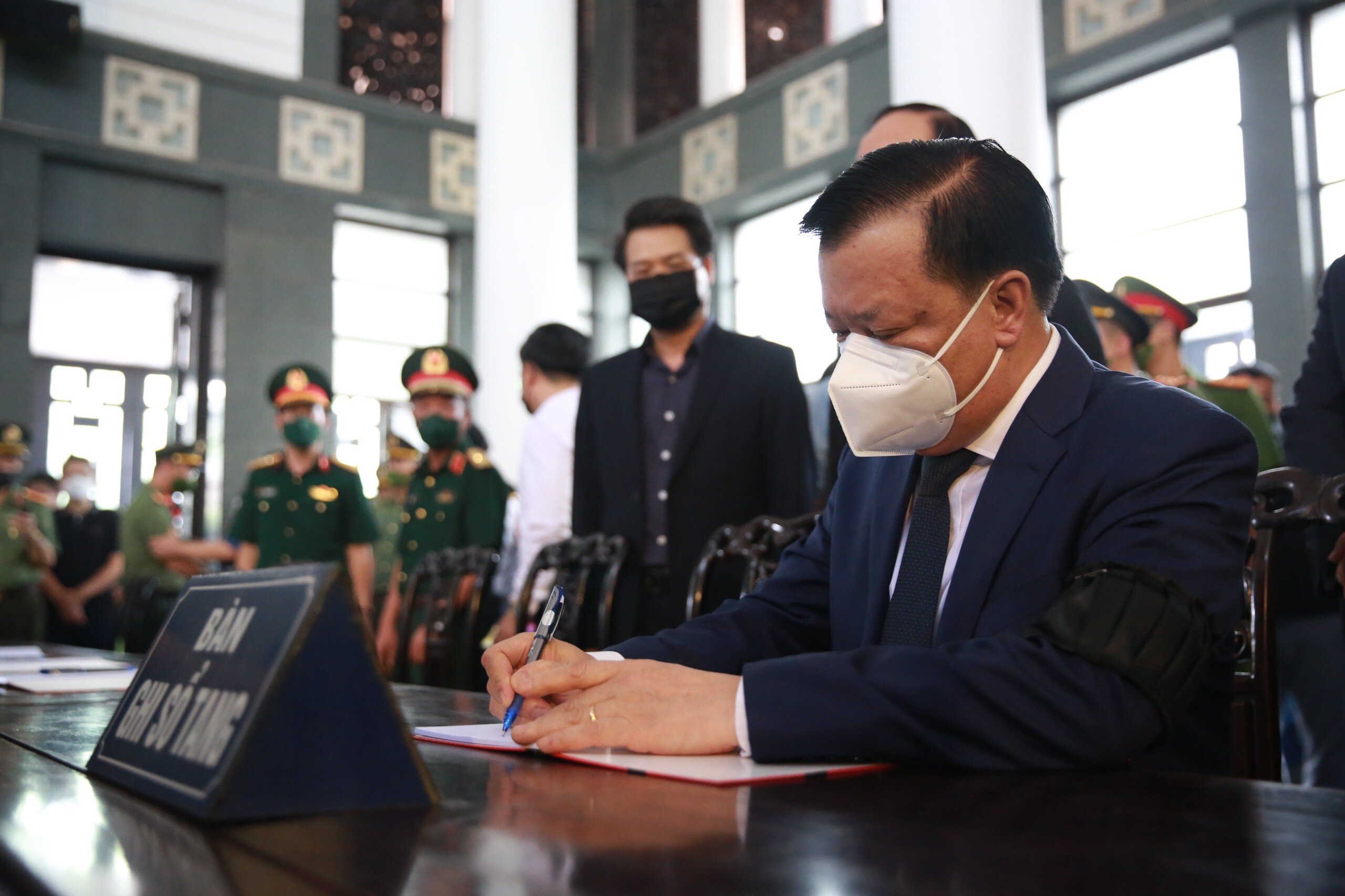 Bí thư Thành ủy Hà Nội Đinh Tiến Dũng ghi sổ tang chia buồn với gia đình 3 liệt sỹ anh dũng hy sinh.