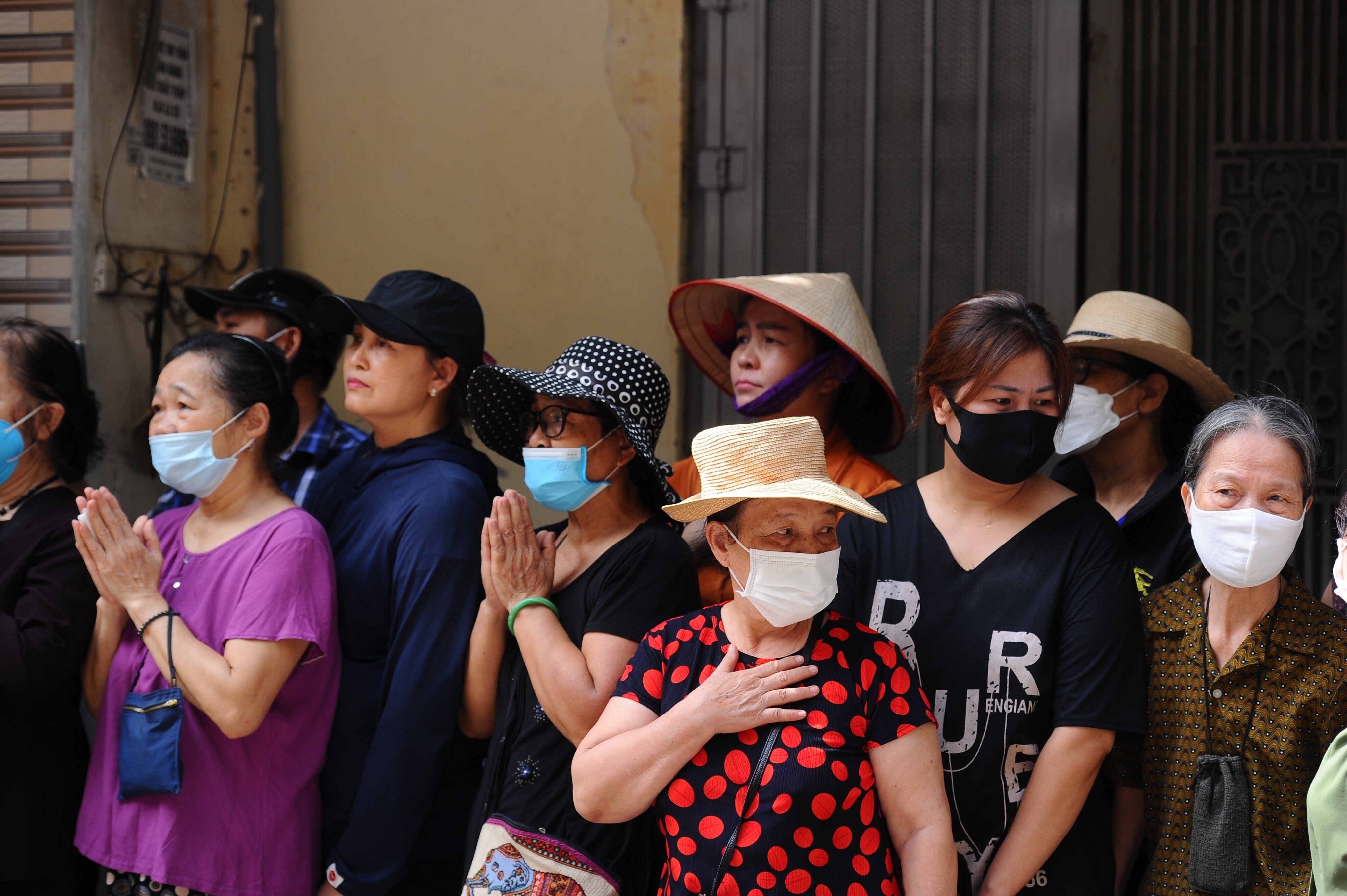 Đông đảo người thân, hàng xóm ngóng trông về phía thi hài, di ảnh liệt sỹ Phúc với niềm tiếc thương vô hạn.