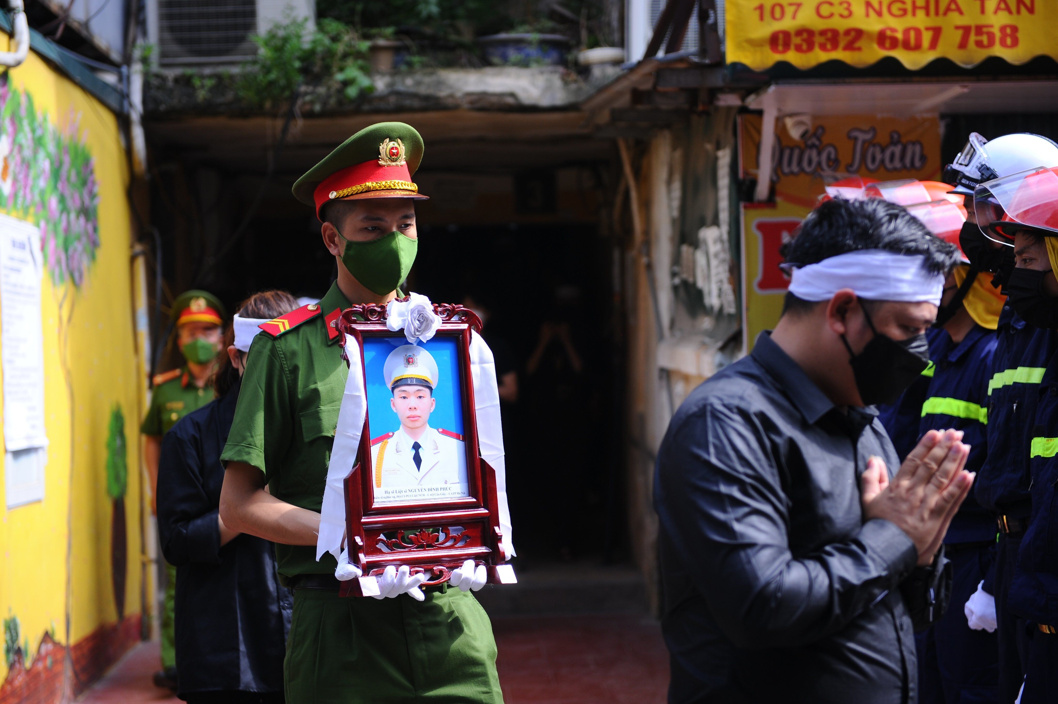 Di ảnh của liệt sỹ Nguyễn Đình Phúc được đưa về qua nhà riêng ở khu tập thể Nghĩa Tân (phường Nghĩa Tân, quận Cầu Giấy, TP Hà Nội)