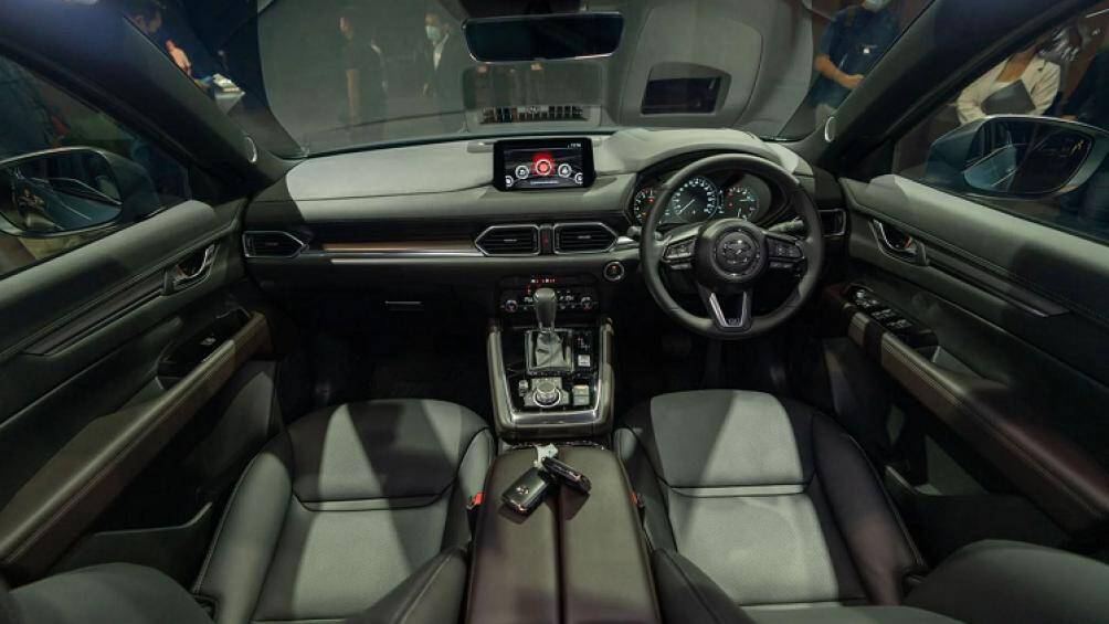 Về nội thất, xe sở hữu ghế bọc da đen và ghế bọc da Nappa màu đỏ đậm. Xe sẽ có thêm cửa sổ trời, hệ thống đóng mở cửa sau bằng điện