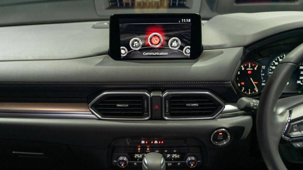 Những trang bị tiêu chuẩn dành cho mẫu crossover 3 hàng ghế này tại Thái Lan bao gồm màn hình thông tin giải trí 8 inch, cổng USB cho 3 hàng ghế