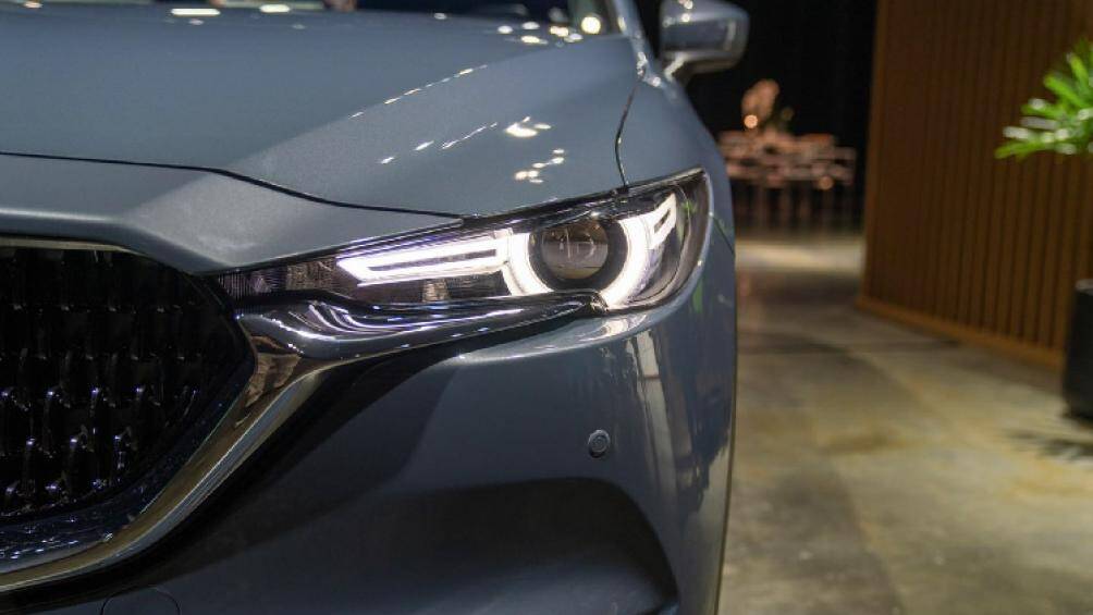 Mẫu xe còn có gói công nghệ an toàn chủ động i-Activsense, bao gồm đèn pha LED thích ứng, hệ thống cảnh báo phương tiện cắt ngang khi lùi, cảnh báo va chạm...