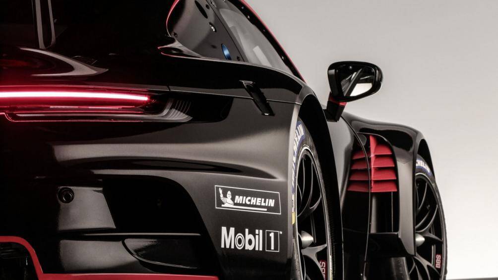 Khối động cơ trên 911 GT3 R được đặt nghiêng về phía trước 5,5 độ để tạo thêm không gian cho bộ khuếch tán phía sau