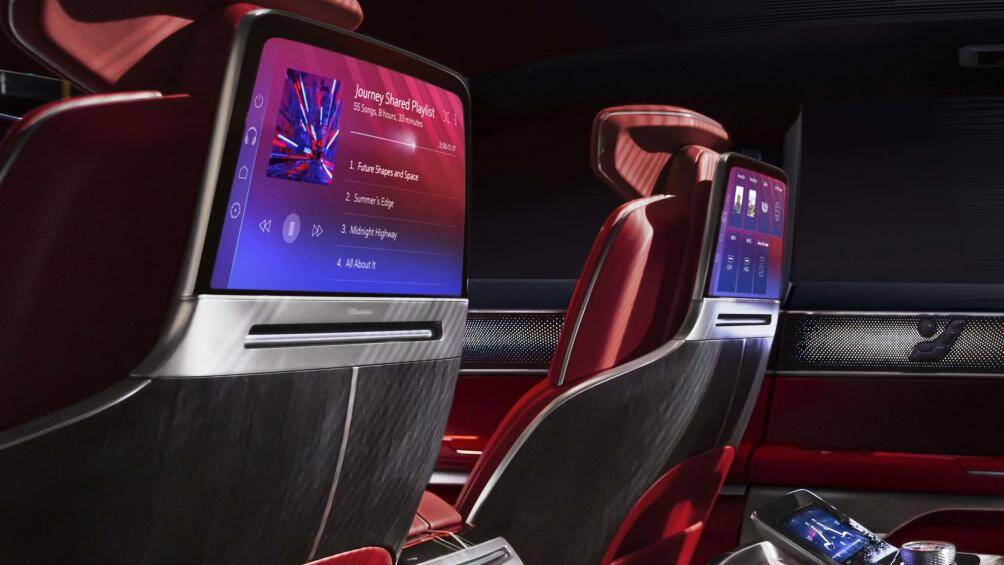 Hàng ghế phía sau đều có màn hình cảm ứng