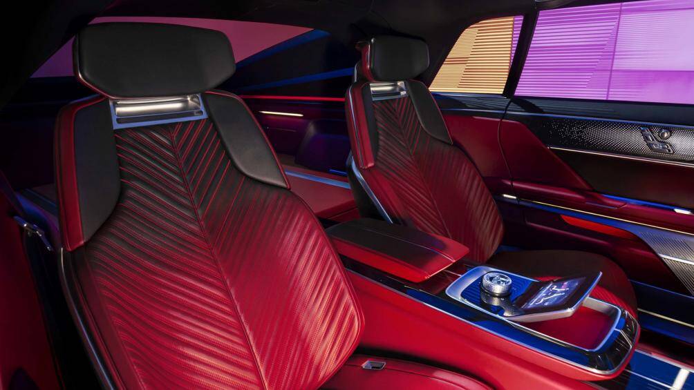 Hành khách ngồi ghế trước có thể kích hoạt rèm che kỹ thuật số cho phép họ xem video mà lái xe không thể nhìn thấy