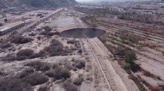 Để đảm bảo an toàn, cơ quan quản lý đã đóng cửa khu vực từ lối vào tới khu làm việc của mỏ đồng Alcaparrosa - các địa điểm gần hố sụt và yêu cầu tạm ngừng toàn bộ hoạt động lao động.