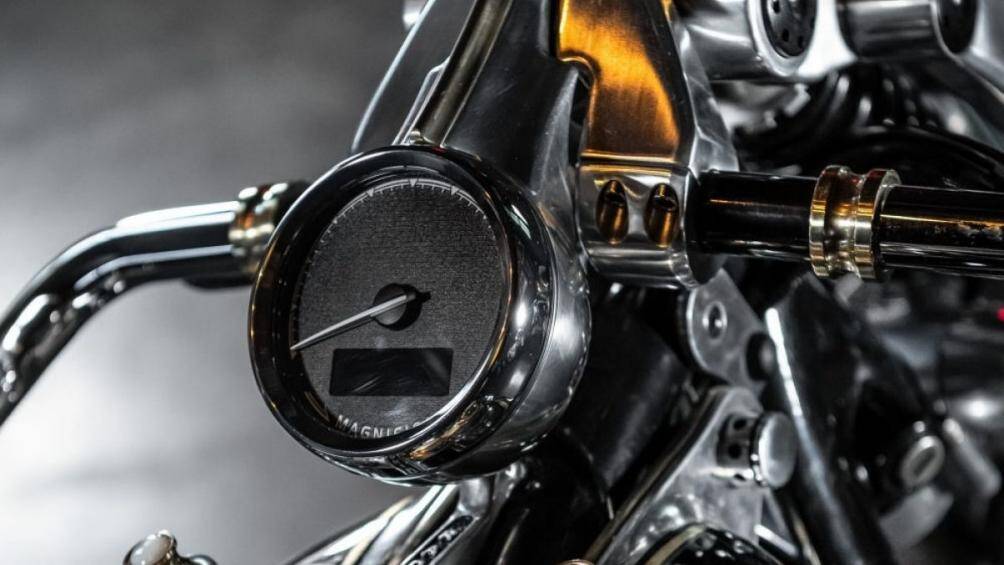 BMW Motorrad R18 Magnifica sở hữu động cơ boxer-twin được mạ chrome, sản sinh 94 mã lực cùng với mô-men xoắn 158 Nm