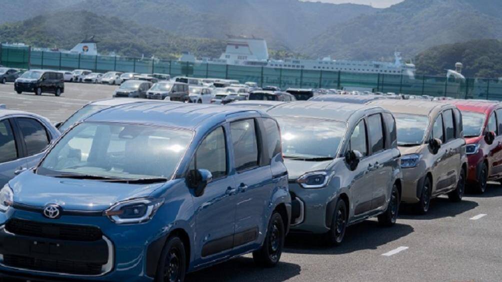 Xe được bổ sung cụm đèn pha LED tròn trịa hơn trước, bao quanh bằng dải đèn LED định vị ban ngày hình chữ "U"