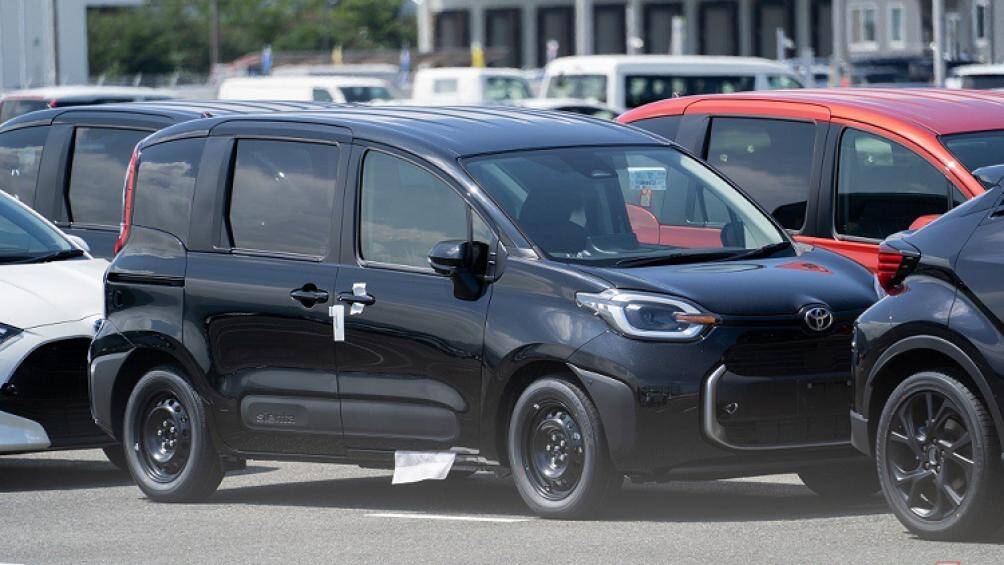 Hai đèn pha nối liền với nhau bằng nẹp màu đen ở giữa, tích hợp logo của hãng Toyota