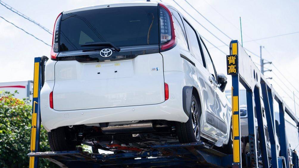 Tiếp đến là hốc gió trung tâm đi kèm viền màu bạc kéo dài