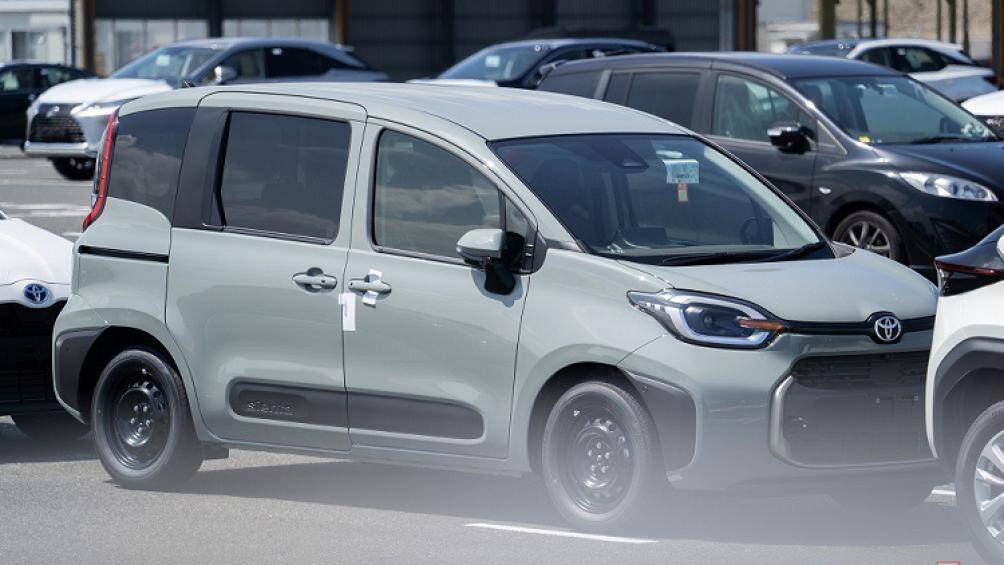 Bên dưới logo là lưới tản nhiệt hình lục giác mới và nẹp màu đen dày dặn để lắp biển số trước