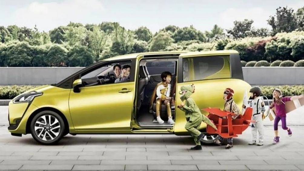 Toyota Sienta 2023 bản cao cấp còn có công nghệ camera 360 độ, hiển thị cả khu vực bên dưới gầm xe