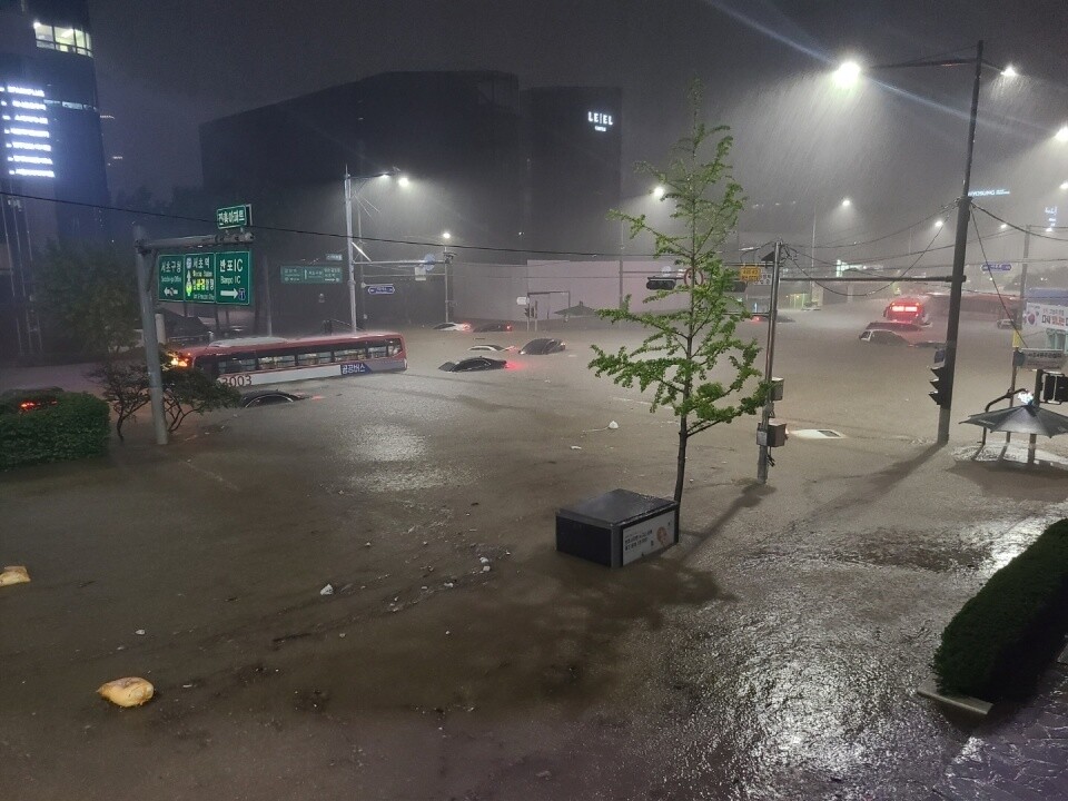 Nhiều tuyến đường lớn tại khu trung tâm Seoul đã bị ngập, phương tiện không thể di chuyển.