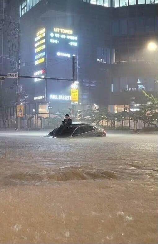 Thủ đô Seoul và các khu vực lân cận đã chịu mưa lớn kỷ lục từ tối 8/8 đến sáng 9/8.